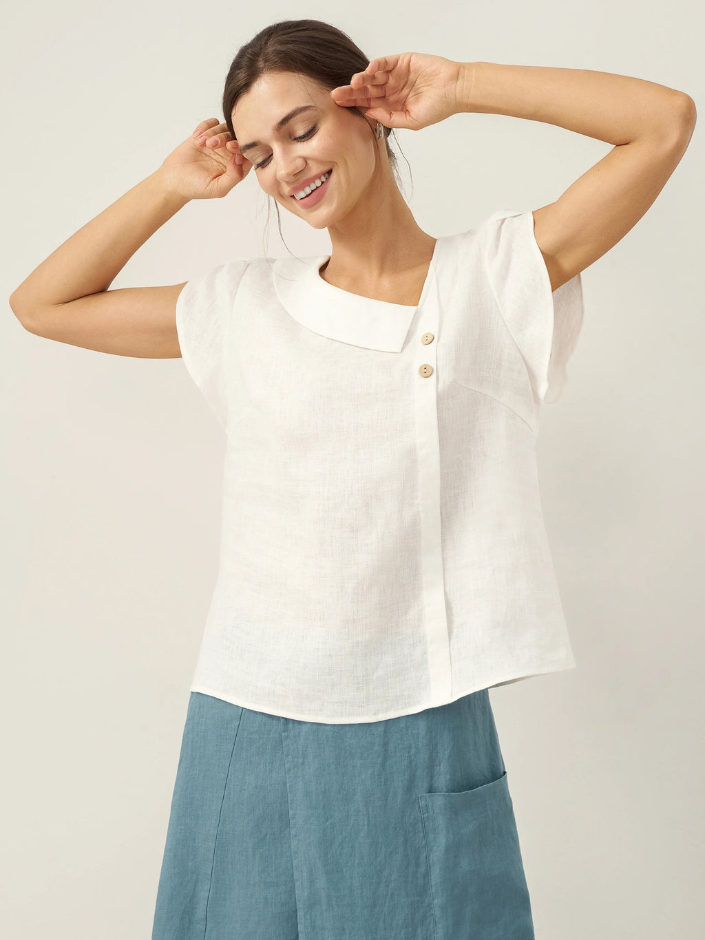Luchtige Linnen Top Met Asymmetrische Mouwen