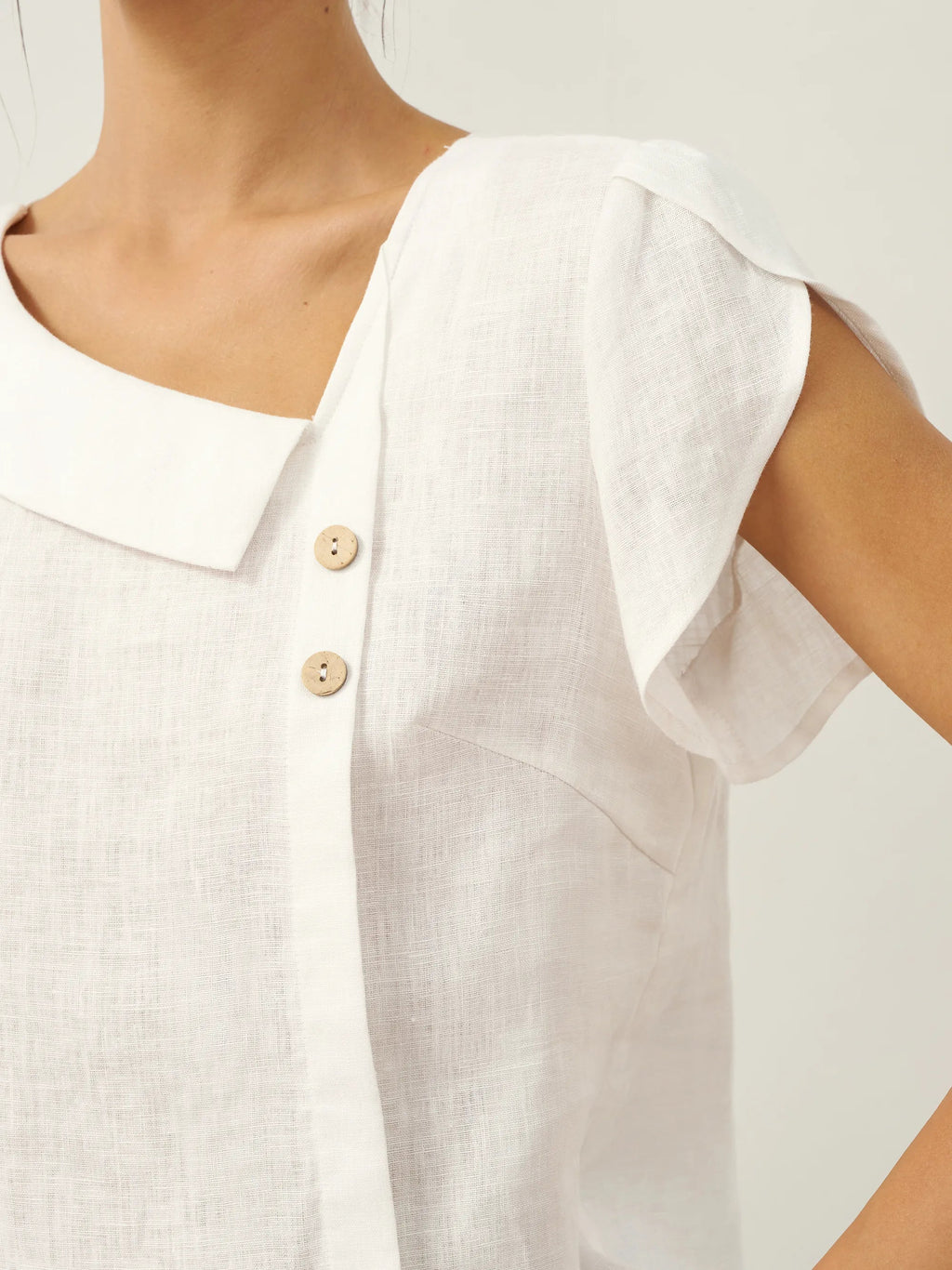 Luchtige Linnen Top Met Asymmetrische Mouwen