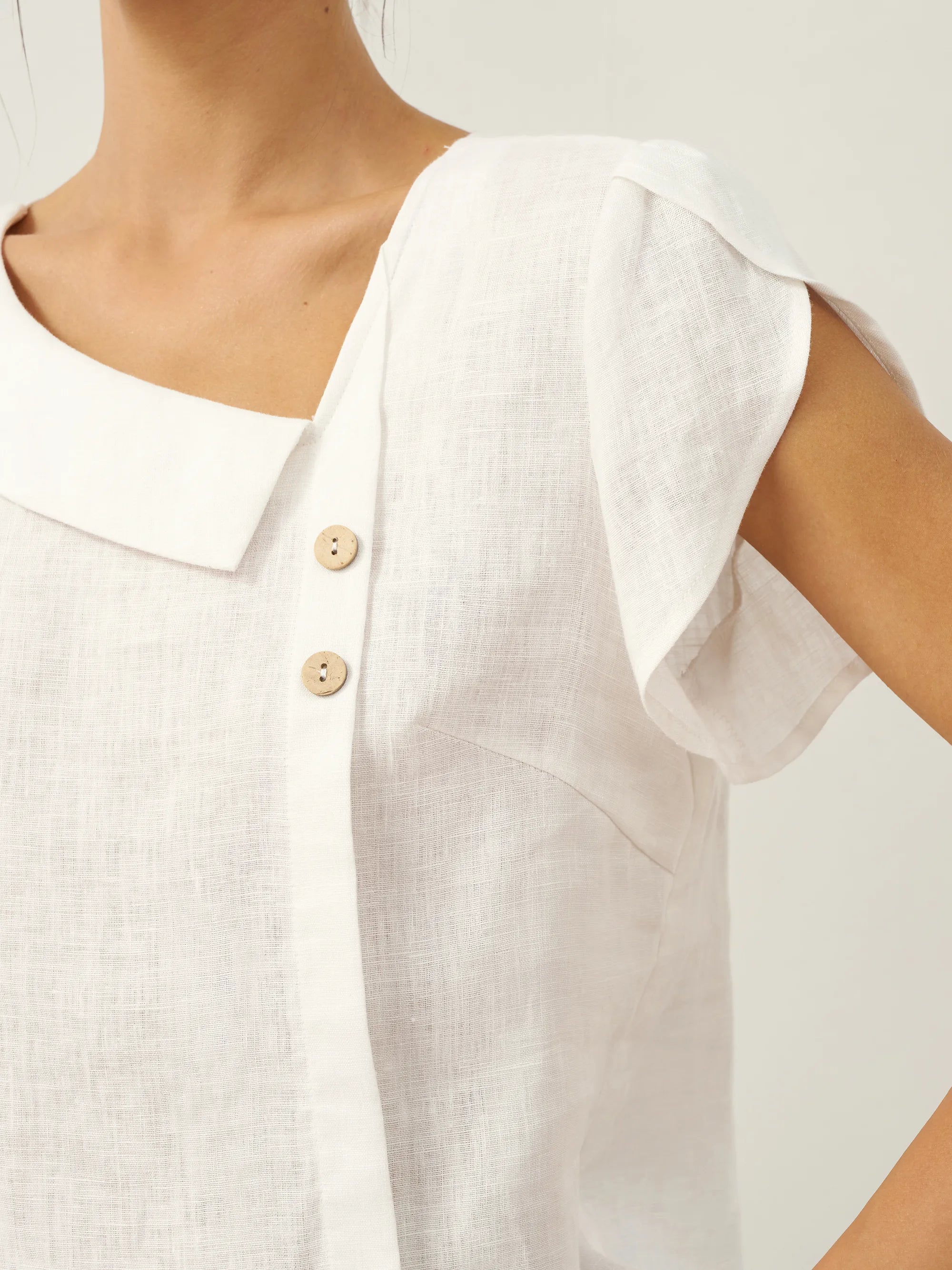 Luchtige Linnen Top Met Asymmetrische Mouwen